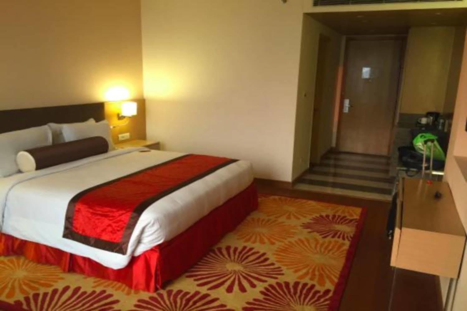 Country Inn & Suites By Radisson, Meerut Bagian luar foto