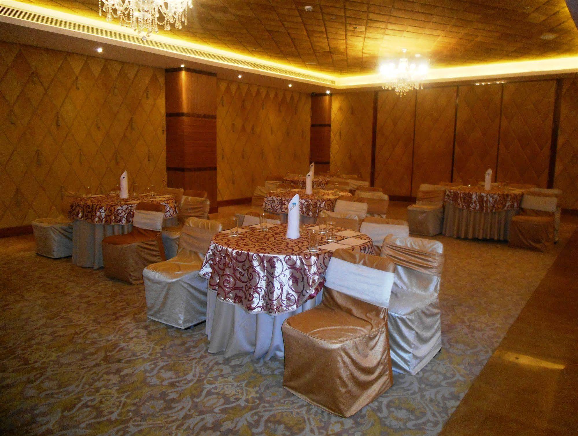 Country Inn & Suites By Radisson, Meerut Bagian luar foto
